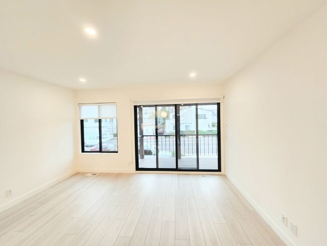 Building Photo - Meticulously renovated 2 bedroom duplex home in central San Mateo