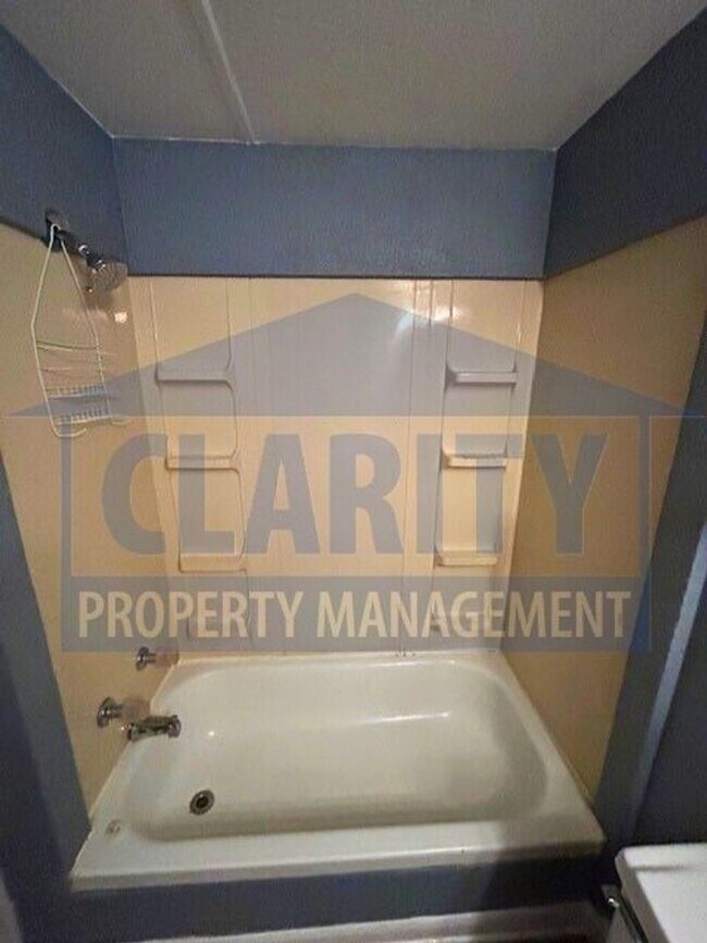 Building Photo - Spacious 3 bedroom, 2 bath home