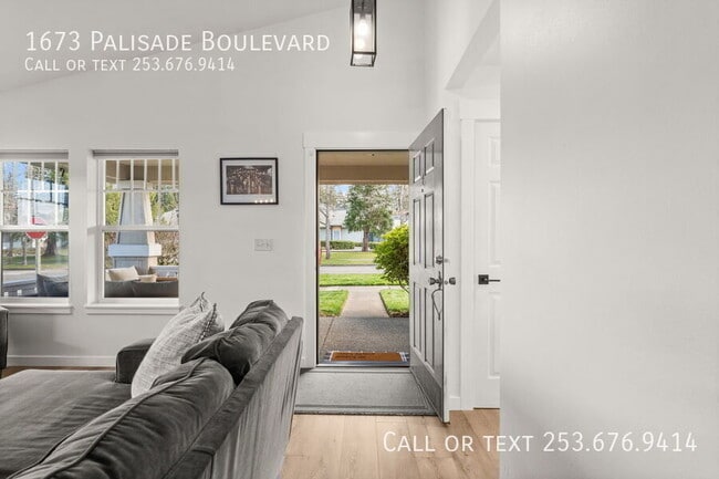 Building Photo - 1673 Palisade Blvd