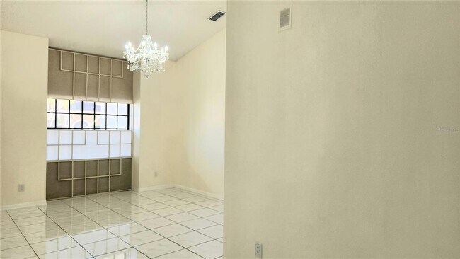 Building Photo - 3037 Crest Dr