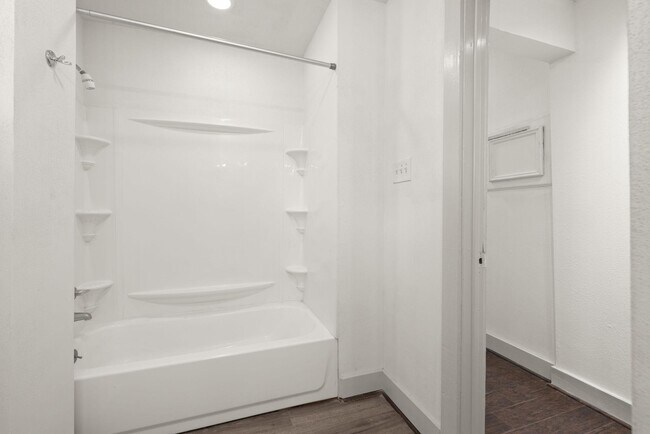 Building Photo - 240 N York St