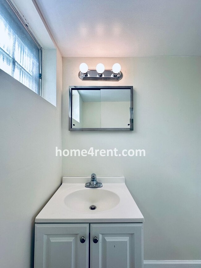 Building Photo - Charming Duplex Style Home with New Paint, Updated Floors, Finished Basement and a Quiet Back Patio!