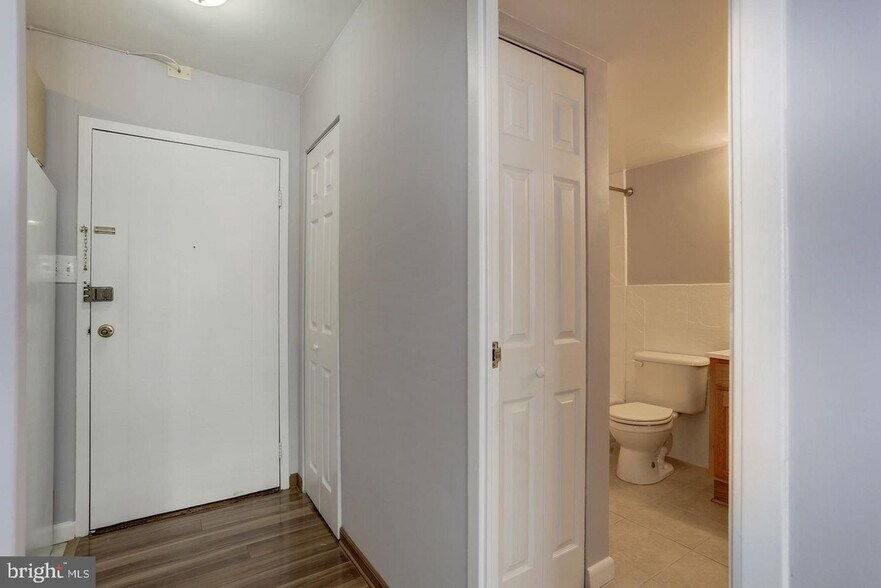 hallway/entry way - 922 24th St NW