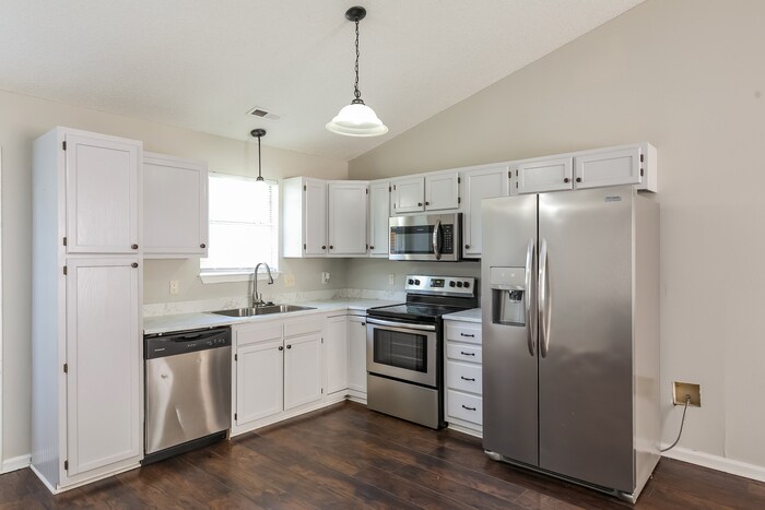 Building Photo - 408 Raspberry Ln