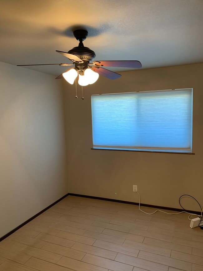 Building Photo - 3 Bedroom 2 Bath Home