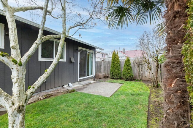 Building Photo - 705-707 N Sumner St.