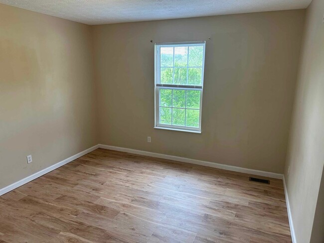 Building Photo - 389 Meadow Springs Dr