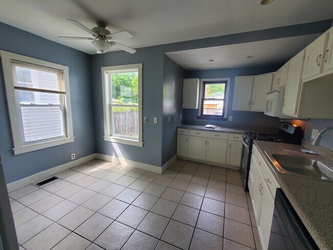 Building Photo - 420-422 Cedarwood Terrace