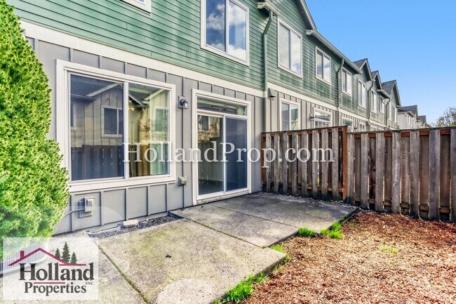 Building Photo - Live in Style: Updated Townhome with Amenities & Ideal Location