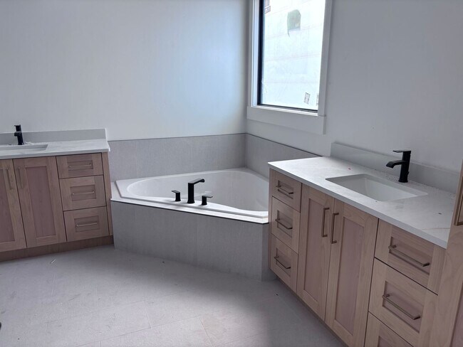 Building Photo - Luxury Living Near Sand Hollow – Spacious ...