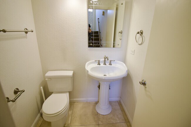 Building Photo - 129 E Court Ln