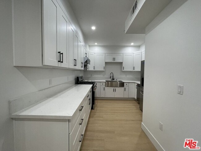 Building Photo - 1340 W 37th St