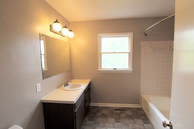 Building Photo - 907 Meadowlark Dr