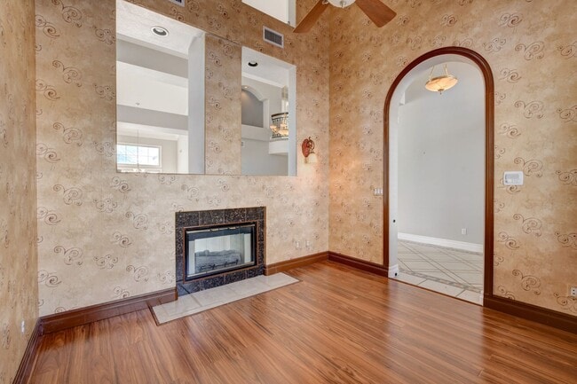 Building Photo - COMING SOON!! $1000 off 1st months Rent Guard-Gated Golf Course Living on the 14th Green!