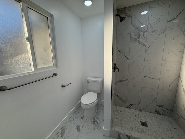 Building Photo - Remodeled duplex - back unit