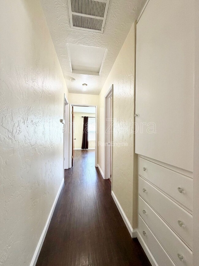 Building Photo - 1421 W 21st St