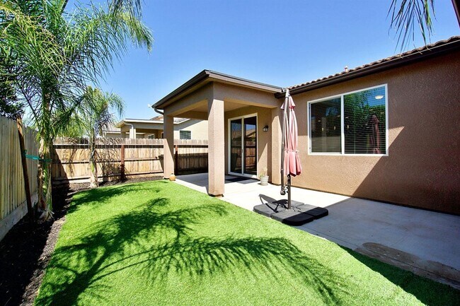 Building Photo - Beautiful 3/2.5 near Clovis East High School
