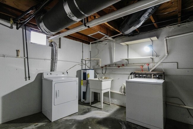 Building Photo - PRELEASING for AUGUST! Close to Campus