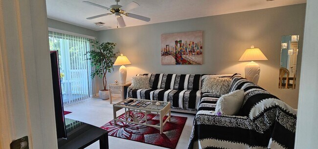 Building Photo - Beautiful 2 Bed / 2 Bath Furnished Condo A...