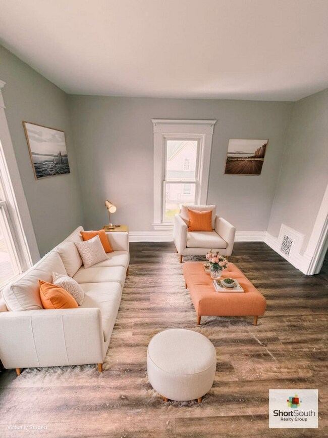 Building Photo - Updated 2 bed 1 bath Upper Apartment