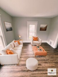 Building Photo - Updated 2 bed 1 bath Upper Apartment