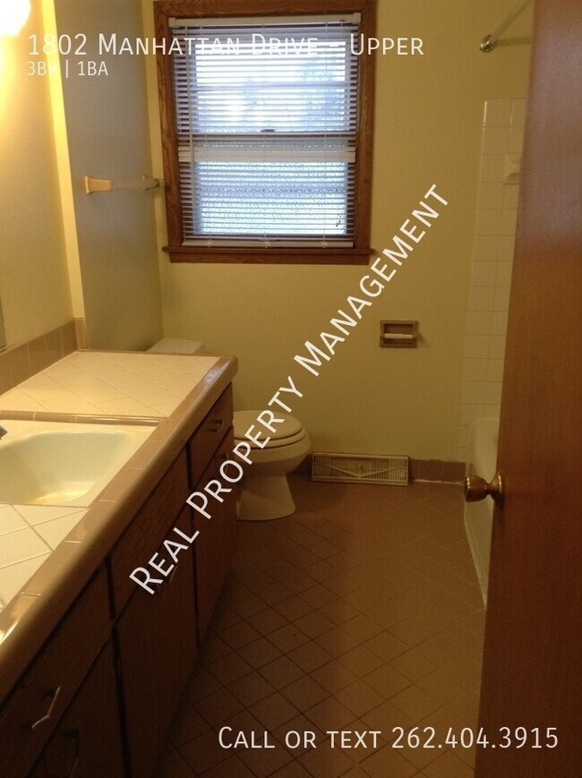 Building Photo - 1802 Manhattan Dr