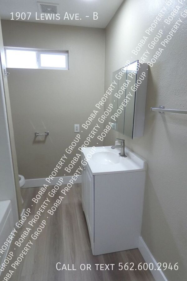 Building Photo - 1907 Lewis Ave