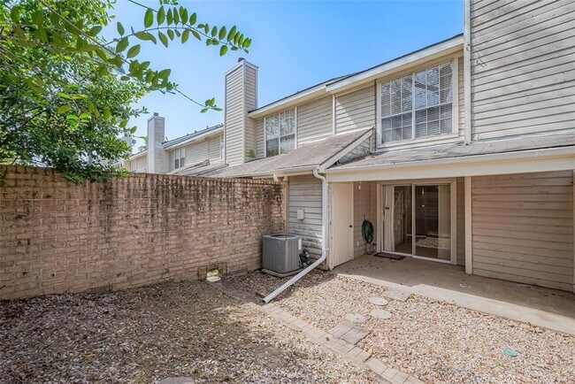 Building Photo - 2030 Plantation Dr