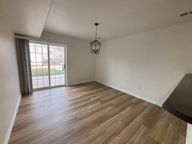 Building Photo - 4 Bedroom 3.5 Bath Townhouse Near Dell Range Blvd.