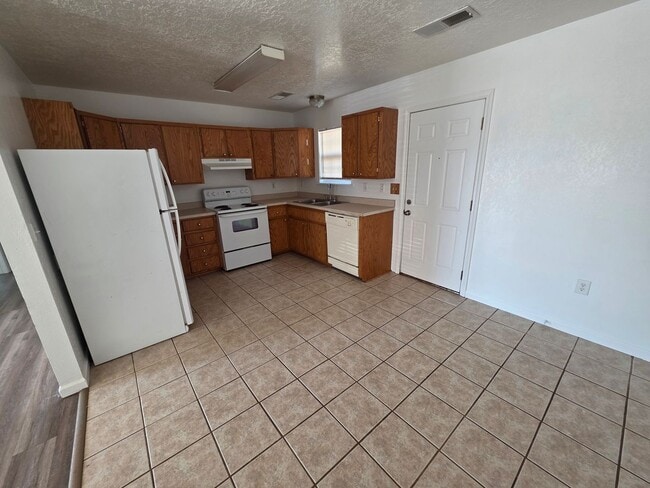 Building Photo - Your Awesome 3-Bed Home Awaits!