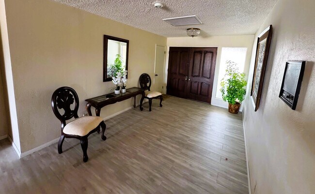 Building Photo - MLCC 3 Bedroom 2 Bath
