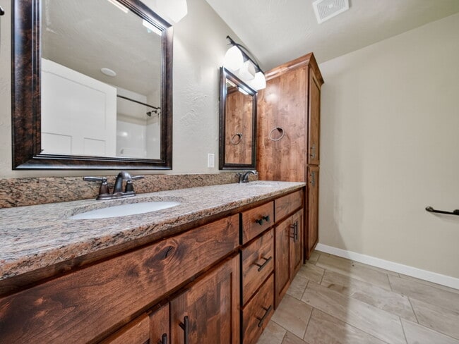 Building Photo - 1420 S Treetop Ct