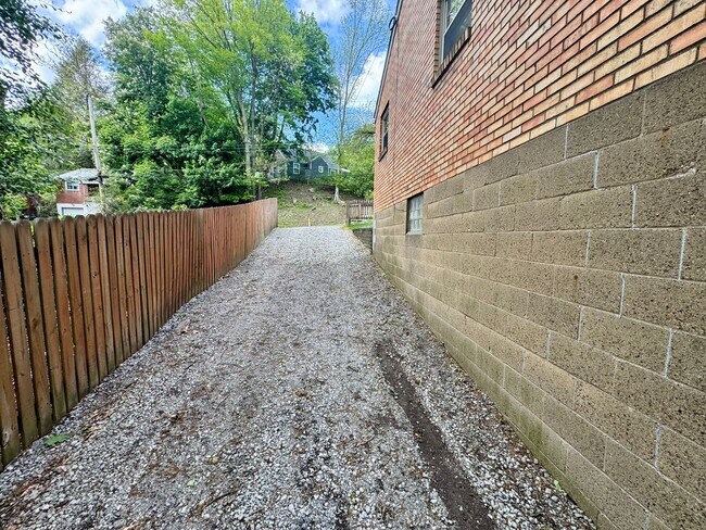Building Photo - Charming 2-Bed 1-Bath Home in Avalon!
