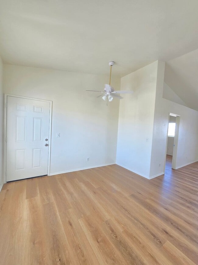 Building Photo - Upstairs/ Spacious/ 2 bedrooms / 2 bathrooms