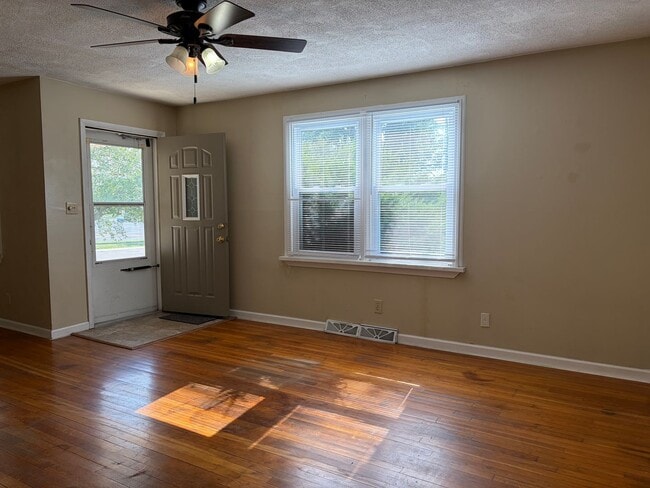 Building Photo - Cute 3 bedroom on McGregor!