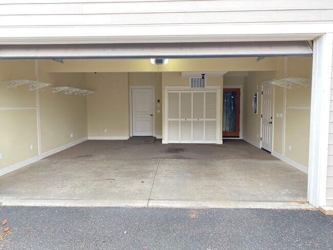 Building Photo - 3BR - 2.5 BA Charming Greenway Home in Lar...