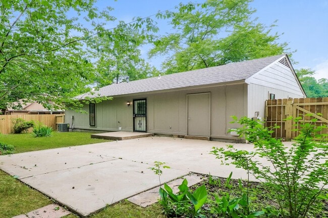 Building Photo - 4395 Kerwin Dr