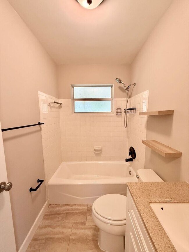 Building Photo - Cute 3/2 Home in Deltona!