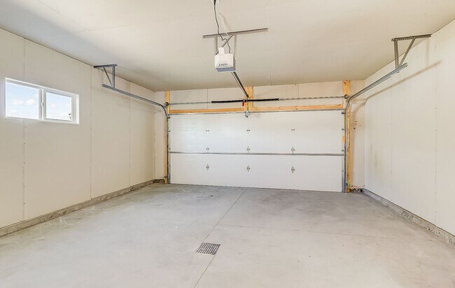 Building Photo - 3 Bed 2 Bath Single Family Home