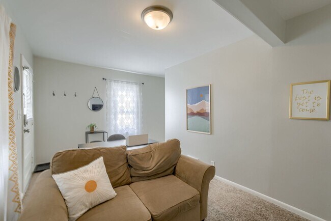 Building Photo - Cozy 2 Bedroom With Fenced Yard & Parking, Minutes from Old Market!!