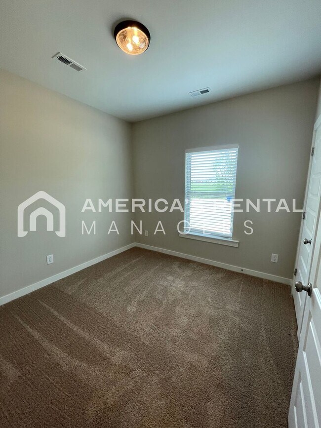 Building Photo - Available Now!! PRICE REDUCTION*** SIGN A ...