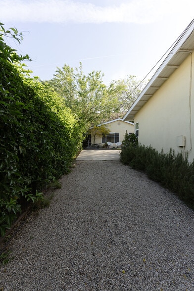 Building Photo - 2841 Los Feliz Dr