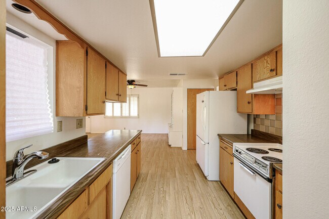 Building Photo - 2324 West Myrtle Ave