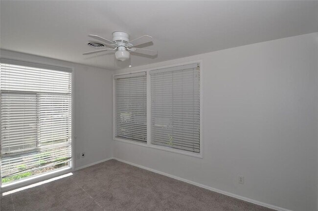 Building Photo - All appliances included! Great Location!