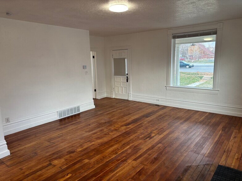 Building Photo - 245 N Main St