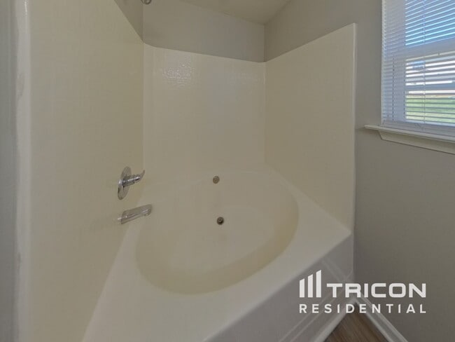 Building Photo - 1300 Crandon Dr