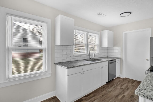 Building Photo - Lovely 3 bedroom, 1 bathroom home in High Point with LVP throughout!