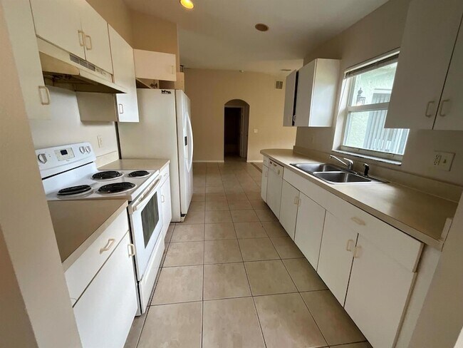 Building Photo - 1002 SW Romaine Ln