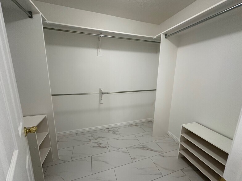 Building Photo - 2824 W Ivory Way