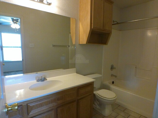 Building Photo - 906 McDaniel Cir